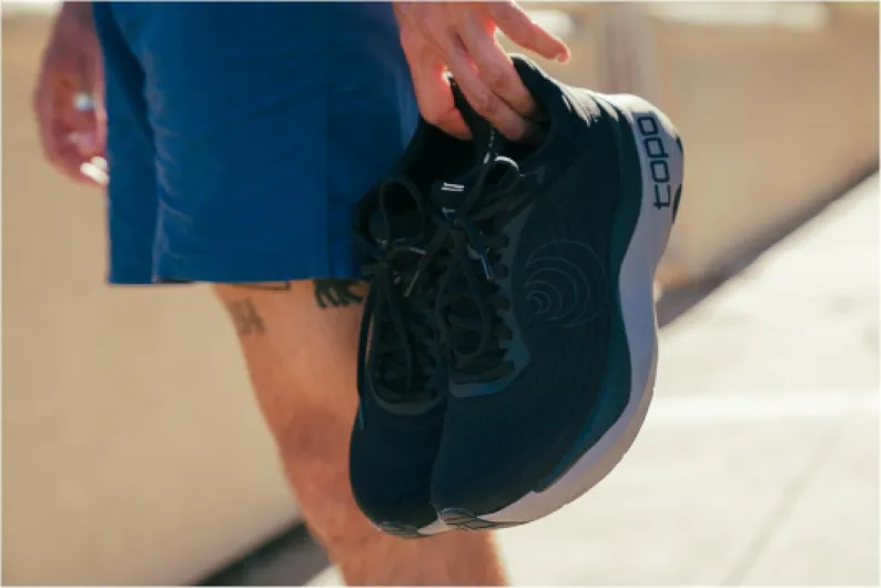 Topo Athletic Hommes Aura Chaussure De Running avec Stabilisateurs Chaussures De Running Black/Charcoal - Noir 45 EU Bleu Sarcelle Blanc