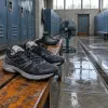 Chaussures de sport trempées : la méthode pour les sécher vite sans les déformer