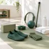Yoga, pilates, barre au sol : faut-il investir dans des chaussures minimalistes ou s'entraîner pieds nus