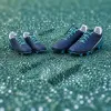 Adolescent en club de foot : quand passer des crampons junior aux modèles adultes