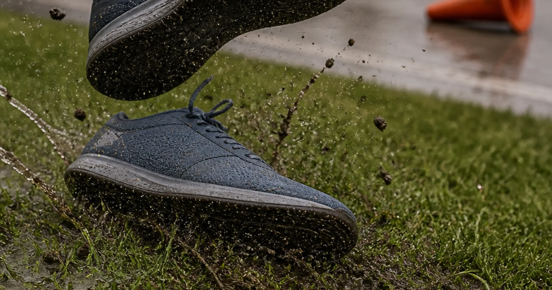 HIIT en extérieur : pourquoi vos chaussures de salle ne tiennent pas sur l'herbe mouillée